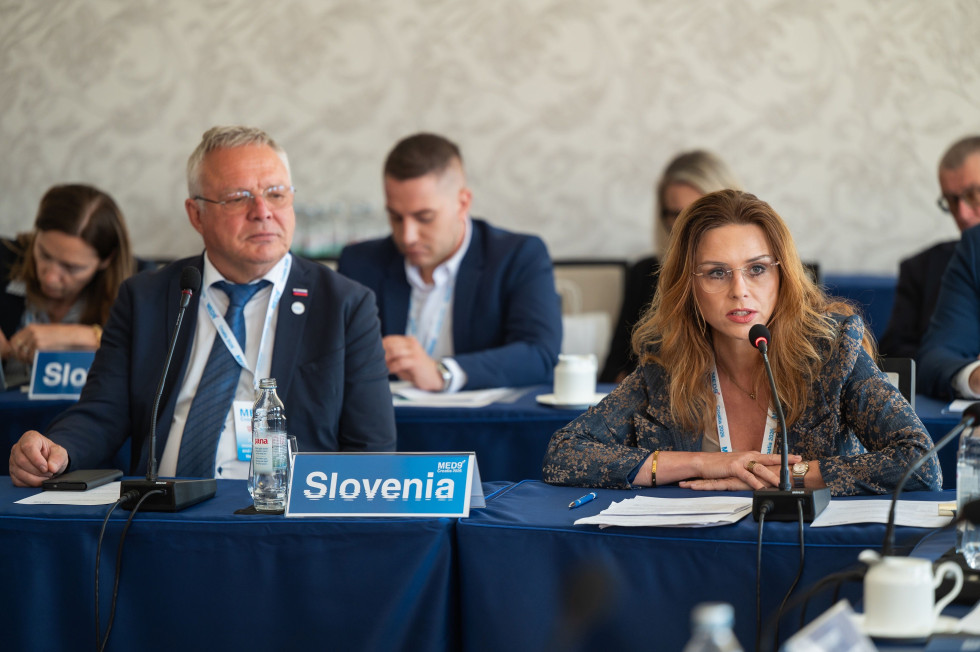 Minister in državna sekretarka sedita za mizo na konferenci