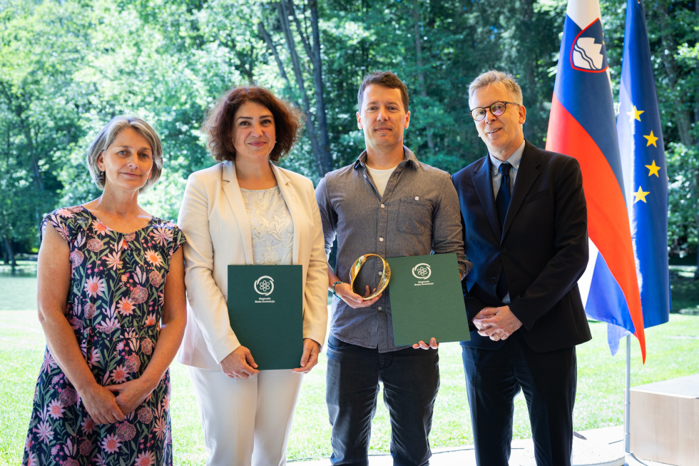 nagrajenca in državni sekretar ob zastavah