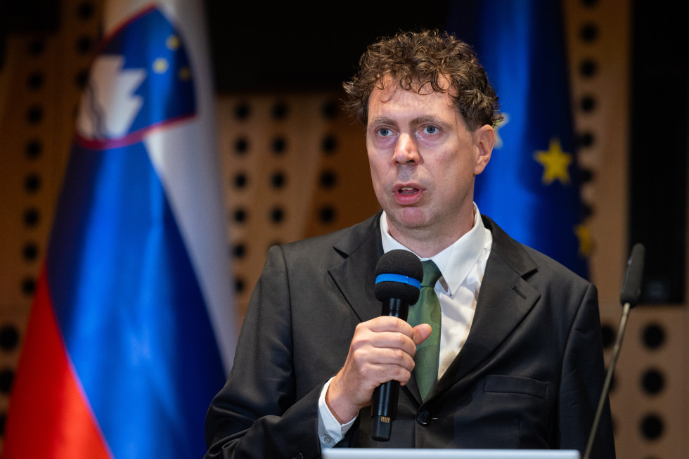 Dr. Grušovnik z mikrofonom v roki