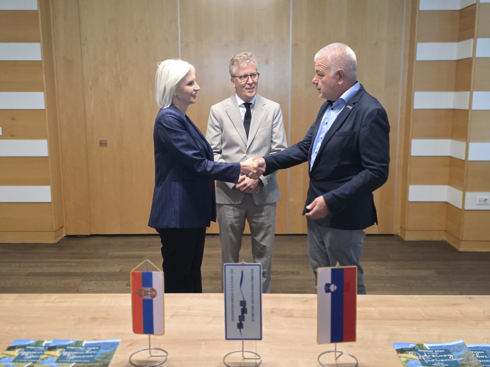 trije sogovorniki se fotografirajo od predaji poslov