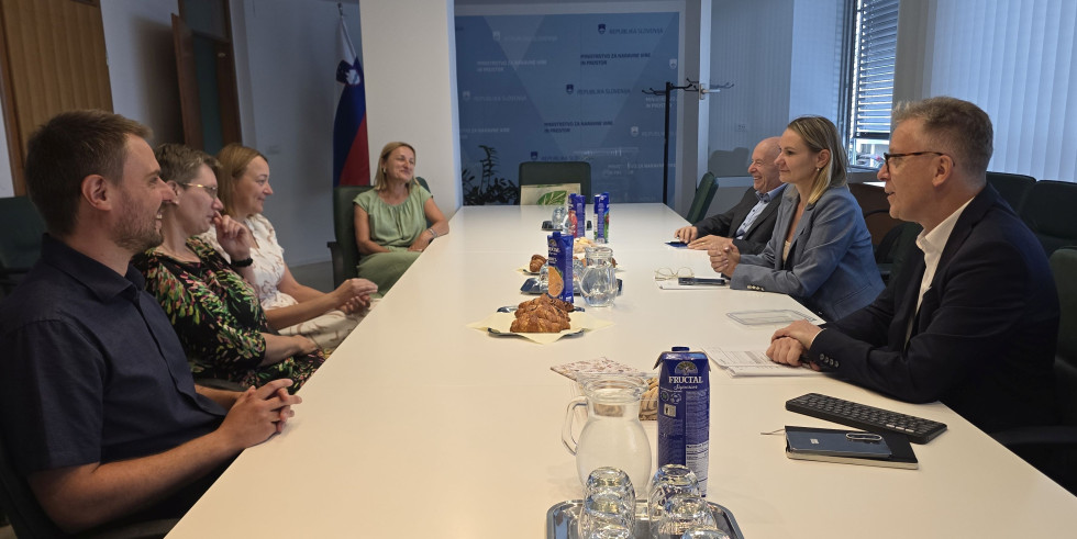 Srečanje na ministrstvu v sejni sobi s sodelavci 
