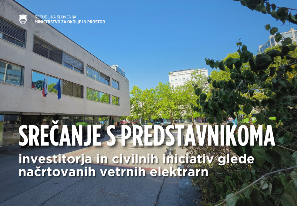 Stavba ministrstva z urejeno okolico in drevjem. Spodaj napis: Srečanje s predstavniki investitorjev in civilnih iniciativ glede načrtovanih vetrnih elektrarn.