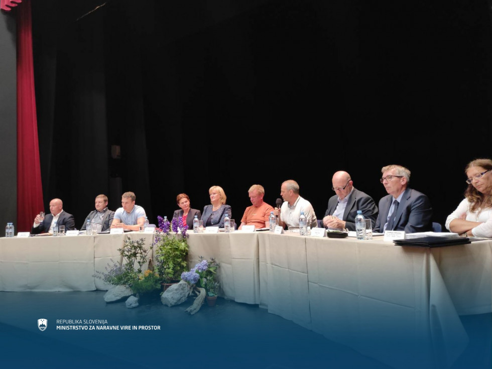 Minister Brežan in sogovorci za mizo na posvetu o umirjanju prometa v alpskih dolinah