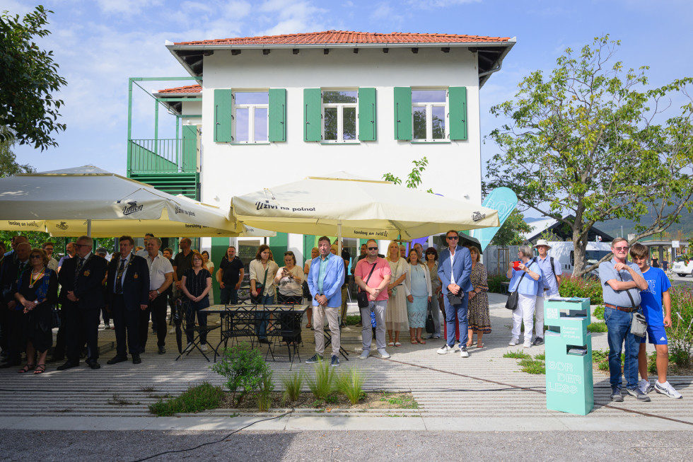 Obiskovalci otvoritve pred objektom Super 8 