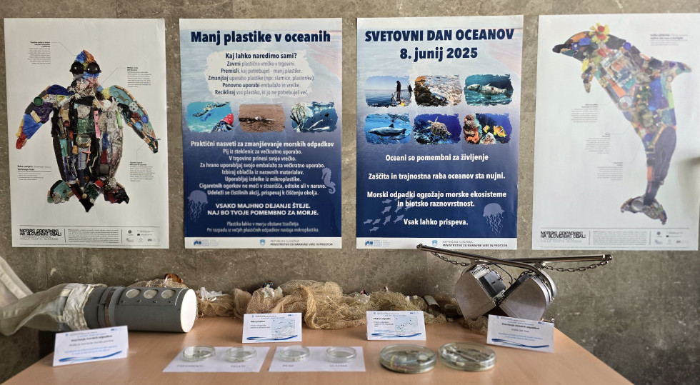 Plakati in predmeti na razstavi z naslovom Morski odpadki v slovenskem morju