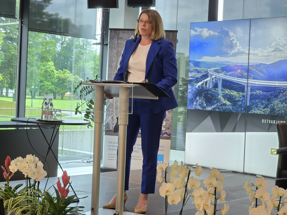 Državna sekretarka nagovarja občinstvo na konferenci