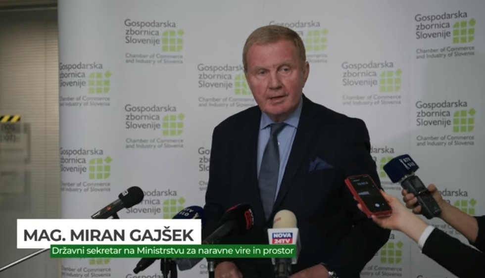 N fotografiji državni sektretar Gajšek na Tiskovna konferenca v preddverju GZS. 