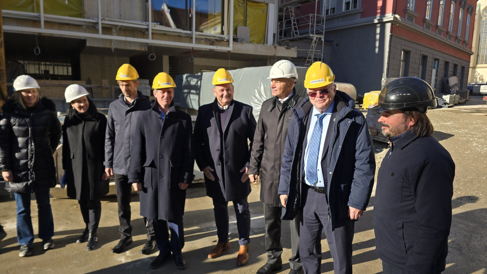 Minister stoji na gradbišču in si ga ogleduje