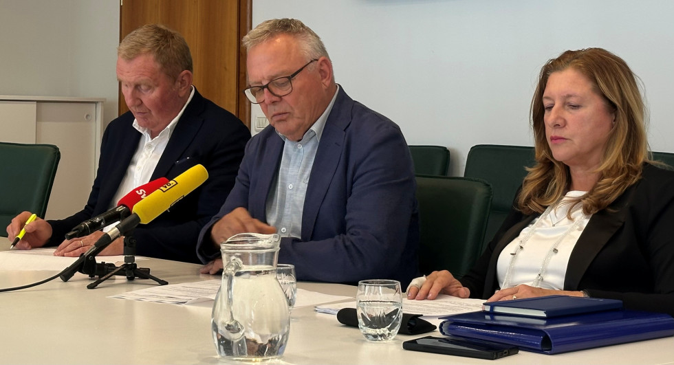 Državni sekretar mag.Miran Gajšek, minister Jože Novak in direktorica direktorata za prostor in graditev dr.Nataša Bratina so na novinarski konferenci predstavili spremembe, ki jih prinašata noveli. 