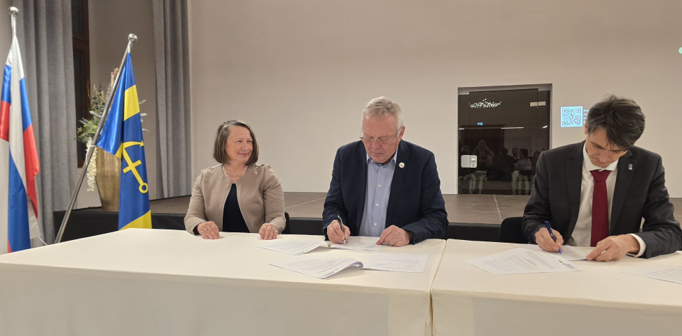 Minister podpisuje pogodbo