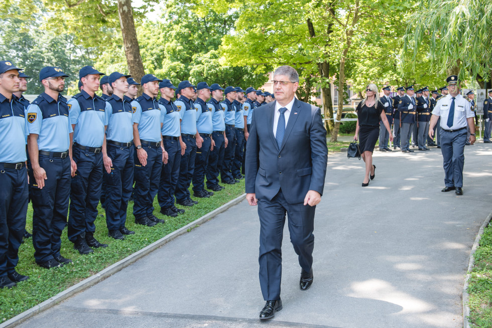 Minister za notranje zadeve Boštjan Poklukar hodi mimo vrste policistov