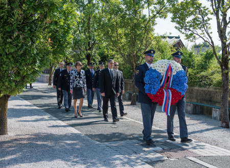 Minister za notranje zadeve Boštjan Poklukar z delegacijo hodi za policistoma, ki nosita venec.