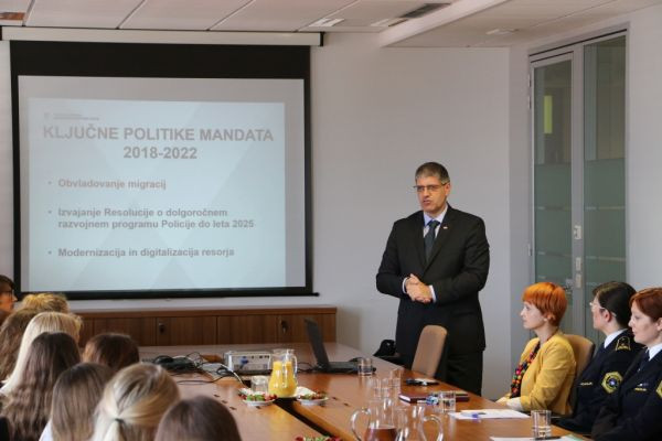 Minister Boštjan Poklukar razlaga o delu ministrstva.