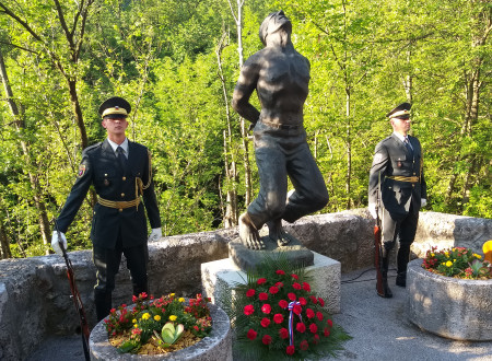 Pripadnika Slovenske vojske ob spomeniku talca