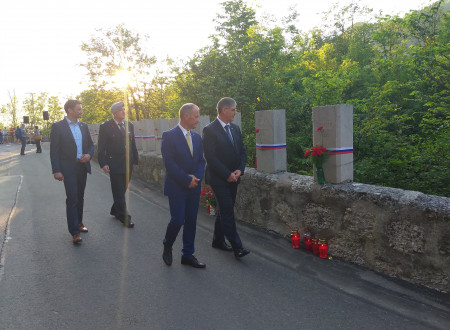 Župan Občine Žirovnica Leopold Pogačar in minister za notranje zadeve Boštjan Poklukar med sprehodom ob spominskih obeležjih