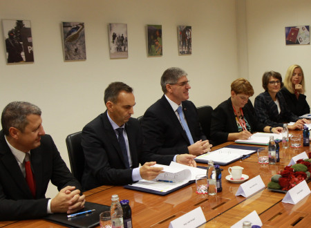 Za mizo sedi slovenska delegacija z ministrom Poklukarjem na čelu