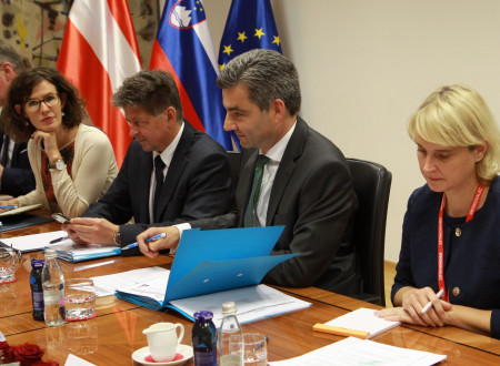 Avstrijska delegacija sedi za mizo