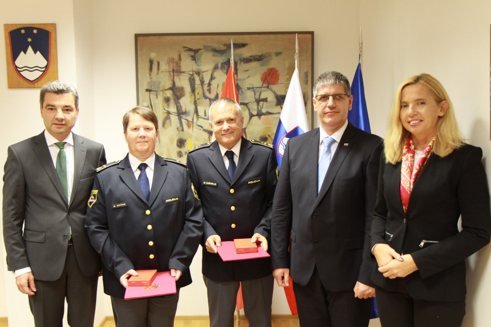 Vodja Sektorja mejne policije Generalne policijske uprave Melita Močnik in pomočnik direktorja Uprave uniformirane policije Mark Gašerlin s priznanjema ter avstrijski minister  Peschorn, slovenski minister Poklukar in generalna direktorica policije Bobnar