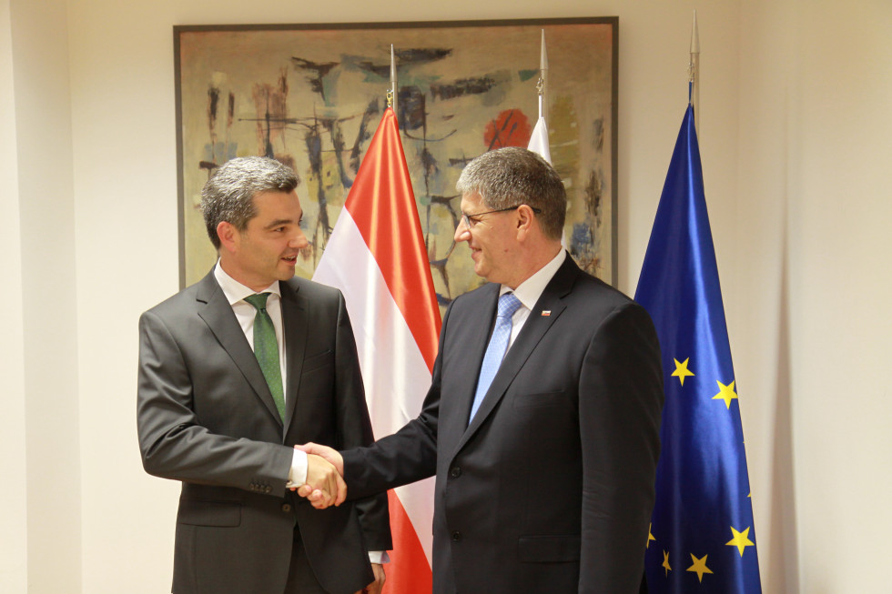 Minister Boštjan Poklukar in ministra Wolfgang Peschorn se rokujeta