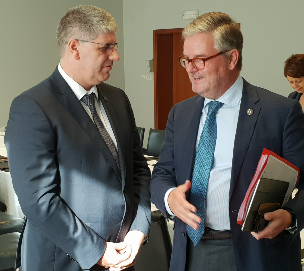 Minister Poklukar in komisar King stojita in se pogovarjata