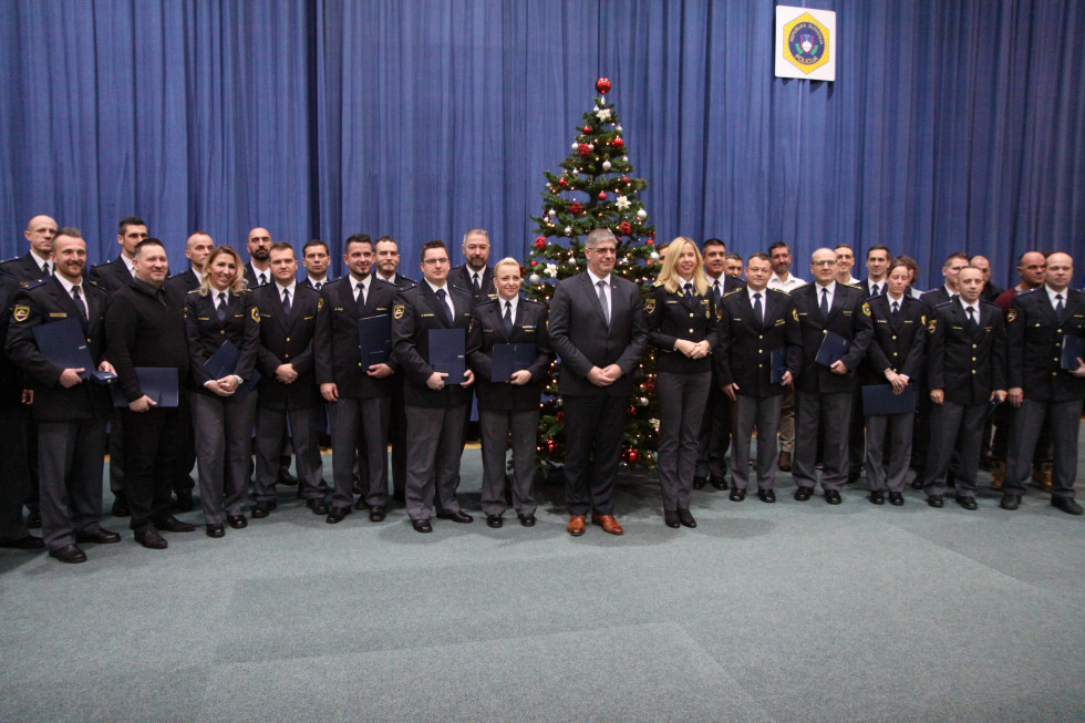 Minister za notranje zadeve Boštjan Poklukar in generalna direktorica policije Tatjana Bobnar z udeleženci na podelitvi medalj policije za hrabrost in požrtvovalnost