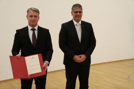 Minister Boštjan Poklukar in glavni inšpektor Mitja Perko s spominskim znakom ministrstva