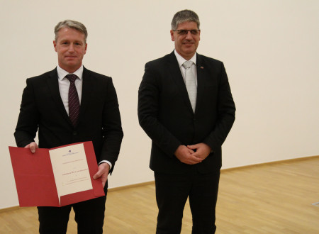 Minister Boštjan Poklukar in glavni inšpektor Mitja Perko s spominskim znakom ministrstva