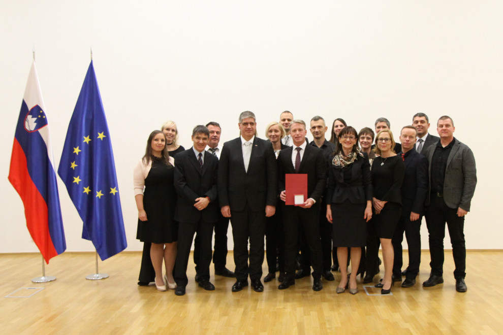 Inšpektorice in inšpektorji Inšpektorata za notranje zadeve z ministrom Boštjanom Poklukarjem in glavnim inšpektorjem Mitjo Perkom ob prejemu spominskega znaka Ministrstva za notranje zadeve