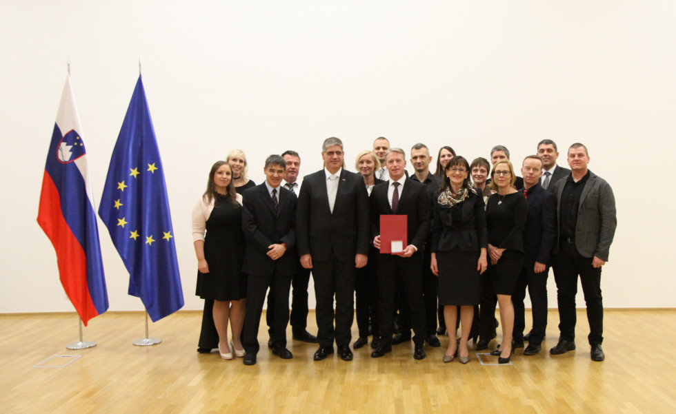 Inšpektorice in inšpektorji Inšpektorata za notranje zadeve z ministrom Boštjanom Poklukarjem in glavnim inšpektorjem Mitjo Perkom ob prejemu spominskega znaka Ministrstva za notranje zadeve