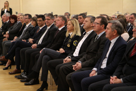 Udeleženci dogodka, v ospredju minister Poklukar, glavni inšpektor Perko, generalna direktorica policije Tatjana Bobnar in ostalo vodstvo ministrstva