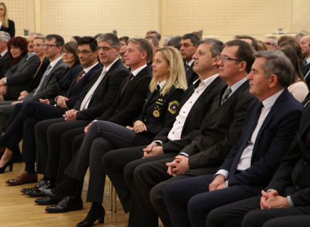 Udeleženci dogodka, v ospredju minister Poklukar, glavni inšpektor Perko, generalna direktorica policije Tatjana Bobnar in ostalo vodstvo ministrstva
