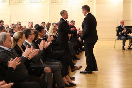 Minister Boštjan Poklukar se rokuje z glavnim inšpektorjem Mitjo Perkom