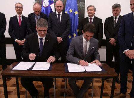 Minister za notranje zadeve Boštjan Poklukar in predsednik Smučarske zveze Slovenije Franci Petek podpisujeta dogovor o sodelovanju
