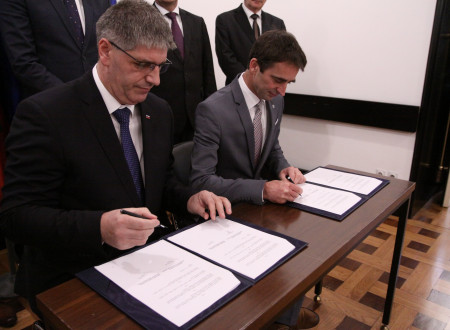 Minister za notranje zadeve Boštjan Poklukar in predsednik Smučarske zveze Slovenije Franci Petek podpisujeta dogovor o sodelovanju