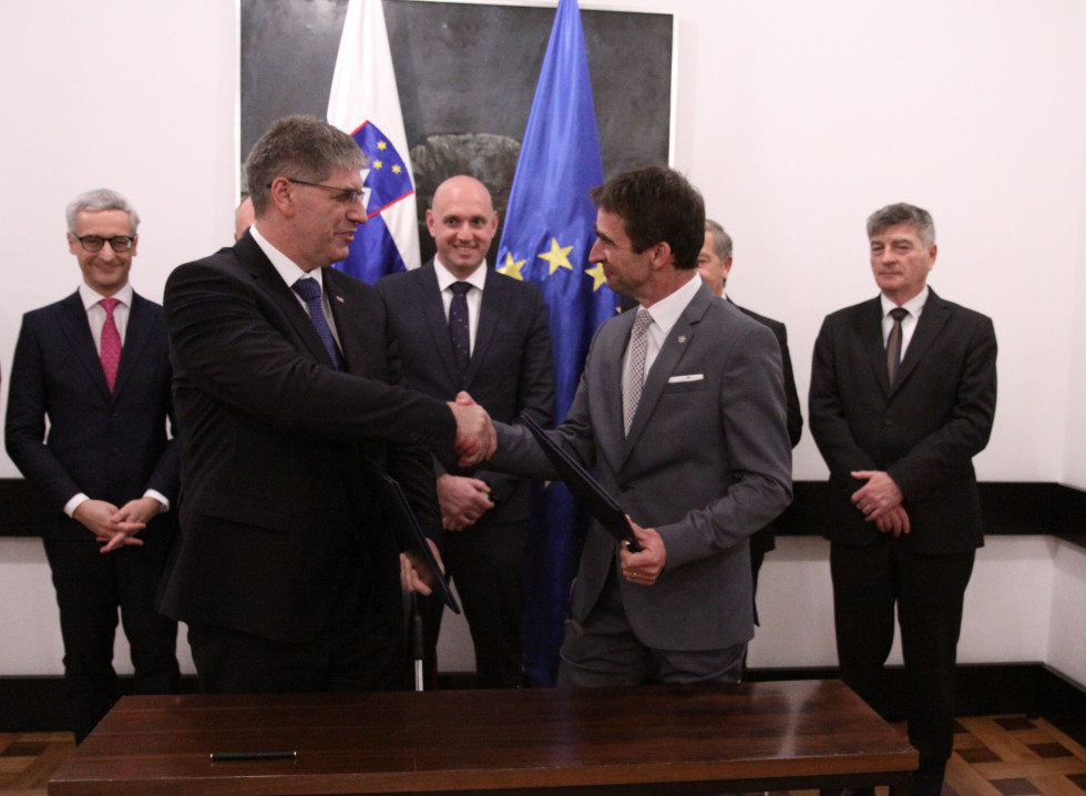 Minister za notranje zadeve Boštjan Poklukar in predsednik Smučarske zveze Slovenije Franci Petek se rokujeta po podpisanem dogovoru o sodelovanju