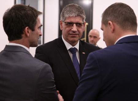 Minister za notranje zadeve Boštjan Poklukar in predsednik Smučarske zveze Slovenije Franci Petek med pogovorom
