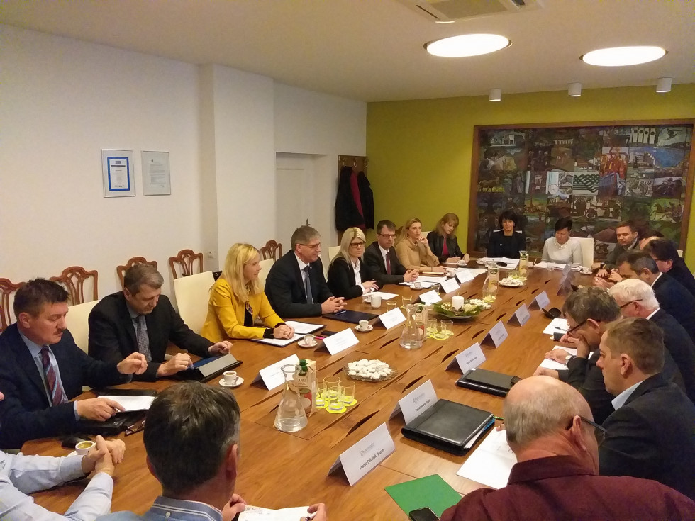 Delegacija Ministrstva za notranje zadeve in župani posavskih občin na sestanku, sedijo nasproti za mizo