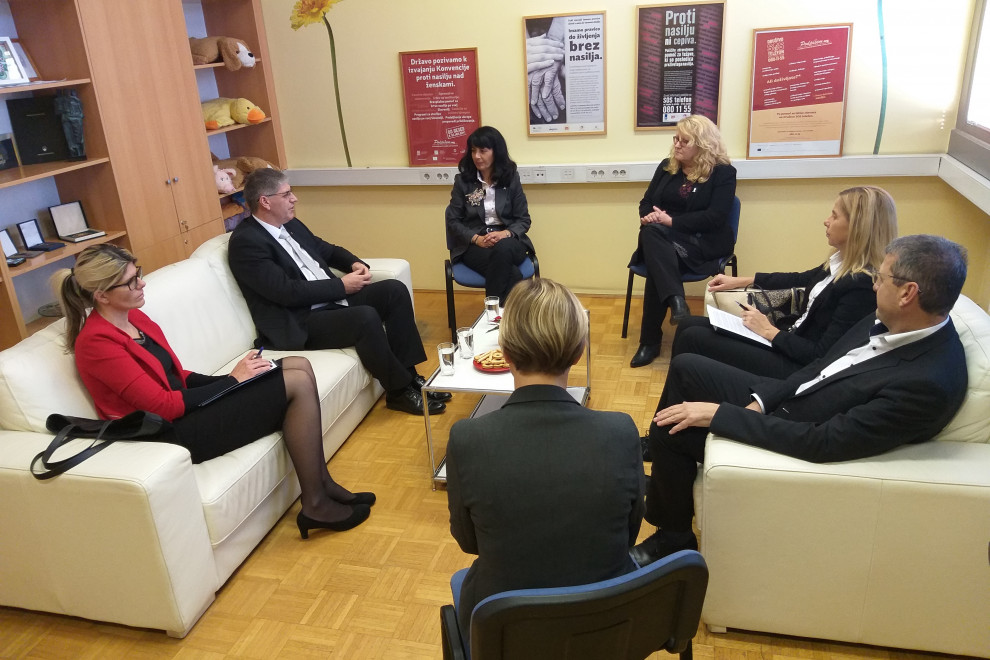 Minister Poklukar, vodja kabineta ministra Hvala Ivančič, generalna direktorica policije Tatjana Bobnar in generalni direktor Direktorata za policijo in druge varnostne naloge med pogovorom z vodstvom društva SOS telefon