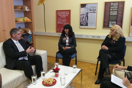 Minister Poklukar med pogovorom z vodstvom društva SOS telefon