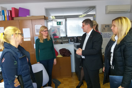 Minister Poklukar in generalna direktorica policije Bobnarjeva med ogledom prostorov društva SOS telefona