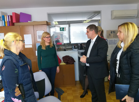 Minister Poklukar in generalna direktorica policije Bobnarjeva med ogledom prostorov društva SOS telefona