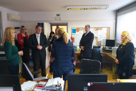 Minister Poklukar in sodelavci med pogovorom s članicami društva SOS telefon v njihovih prostorih