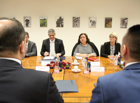 Minister za notranje zadeve Boštjan Poklukar, vodja kabineta Nataša Hvala Ivančič in prevajalka med sestankom 