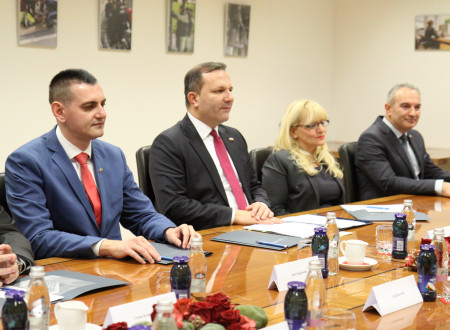 Minister za notranje zadeve Severne Makedonije Oliver Spasovski s sodelavci med sestankom