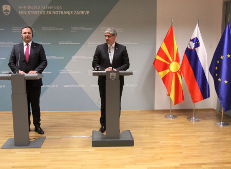 Minister za notranje zadeve Boštjan Poklukar in minister za notranje zadeve Severne Makedonije Oliver Spasovski dajeta izjavo