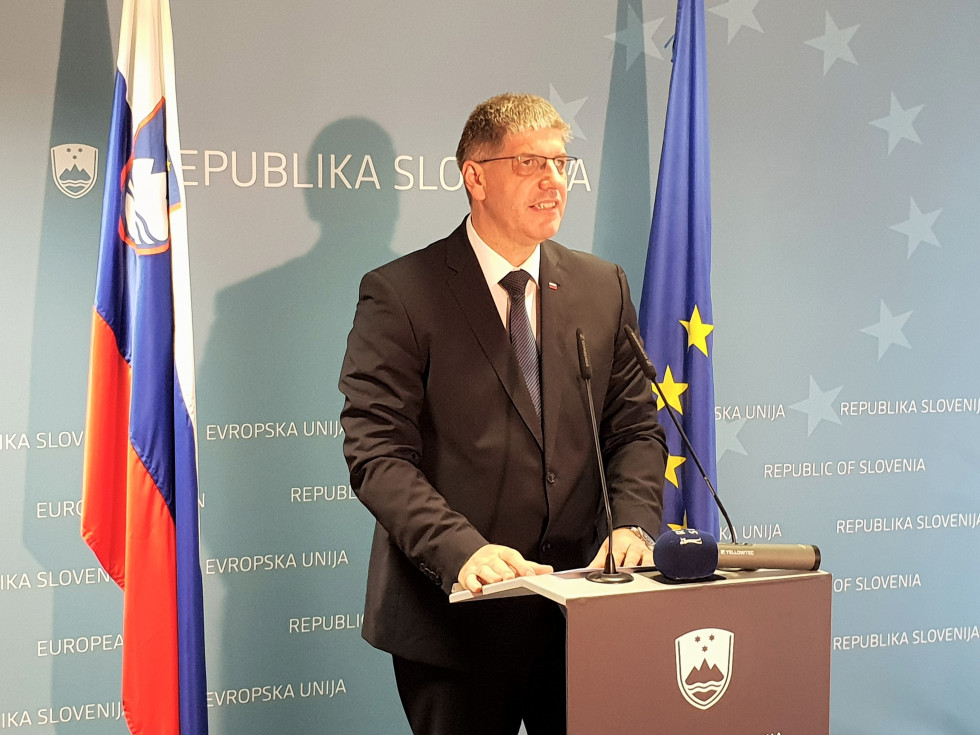 Minister Poklukar daje izjavo za javnost