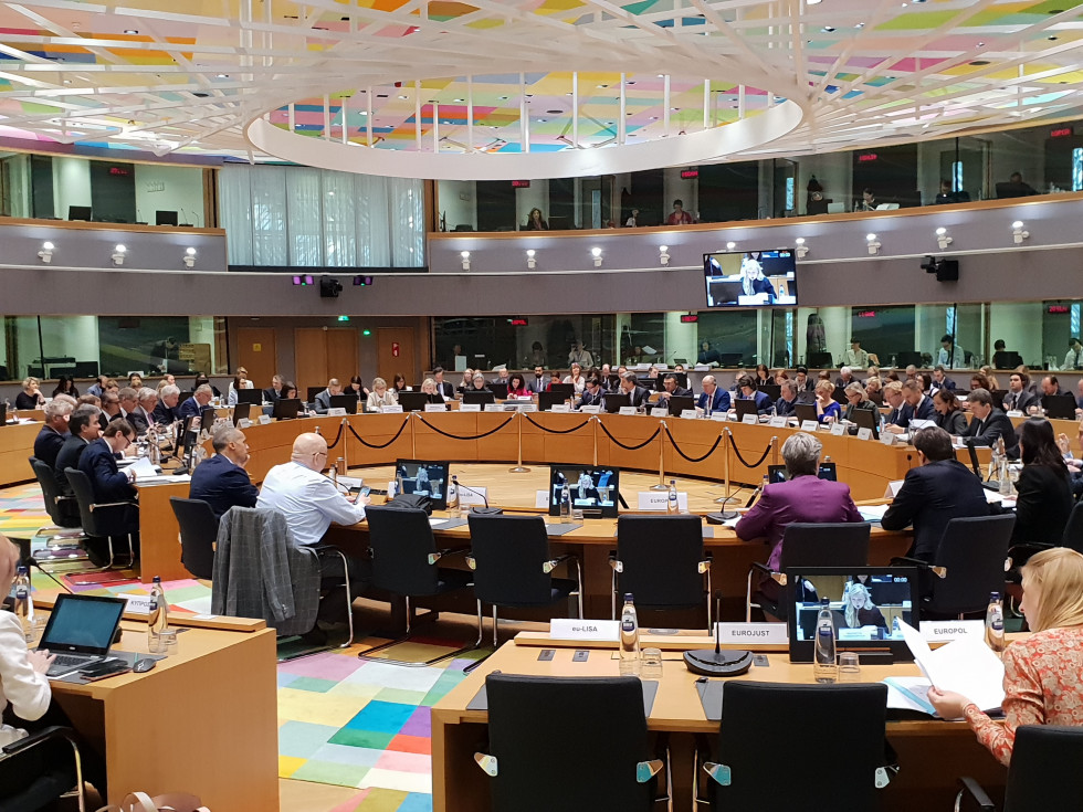 Ministri sedijo in razpravljajo na zasedanju v Bruslju
