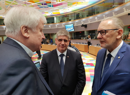 Minister Poklukar med pogovorom z nemškim in hrvaškim notranjim ministrom