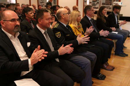 Udeleženci dogodka, v ospredju vodstvo policije in minister Poklukar