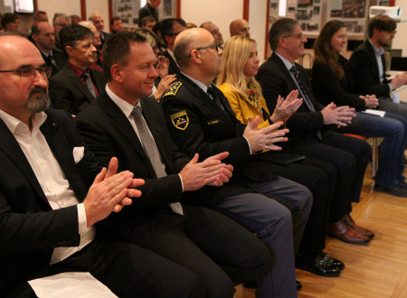 Udeleženci dogodka, v ospredju vodstvo policije in minister Poklukar